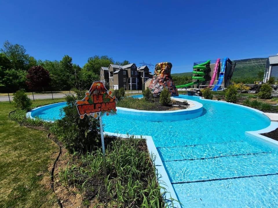 Condo Avec Parc Aquatique ! Beaupre Exterior photo