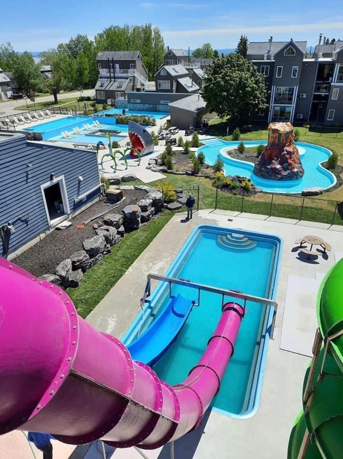 Condo Avec Parc Aquatique ! Beaupre Exterior photo